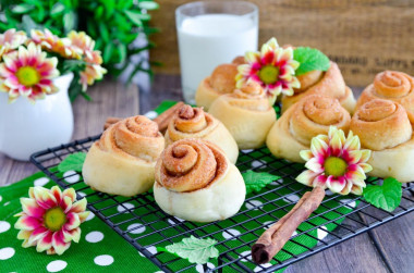 Булочки без молока с корицей