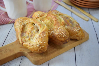 Лодочки из слоеного теста с мясом