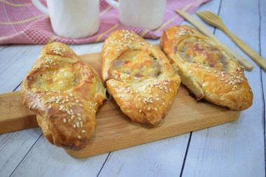 Лодочки из слоеного теста с мясом