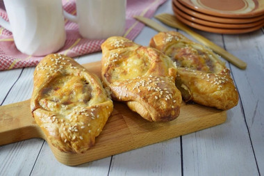 Лодочки из слоеного теста с мясом