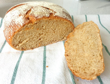 Домашний хлеб с пшеничной цельнозерновой мукой на закваске