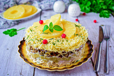 Салат с курицей ананасами грецкими орехами и сыром