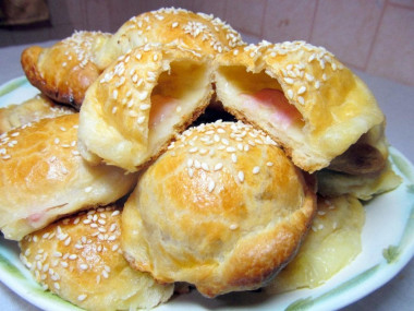 Слоеные пирожки с ветчиной и сыром