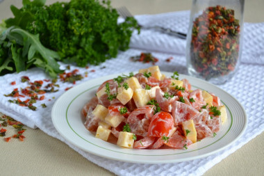 Салат с копчёной курицей и помидорами