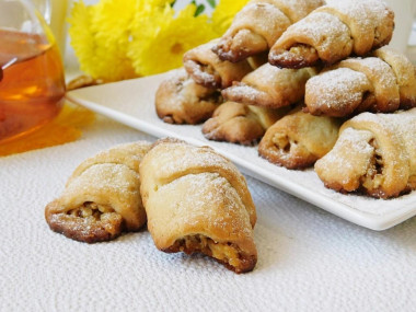 Печенье рулетики на сметане с медом и орехами