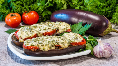Фаршированные мясом баклажаны с томатами в сметанной заливке