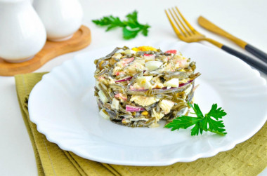 Салат из морской капусты с крабовыми палочками и яйцом