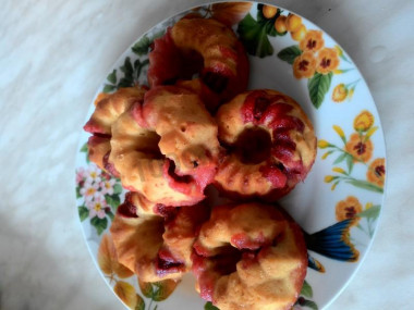 Кексы клубничные с кокосовой стружкой