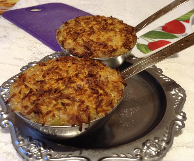 Жульен с вешенками, твердым сыром и сливками в духовке