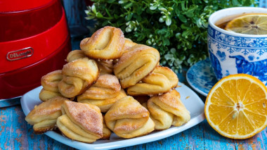 Треугольное печенье из творога со сметаной и маслом