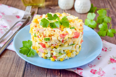 Салат с крабовыми палочками кукурузой и сыром