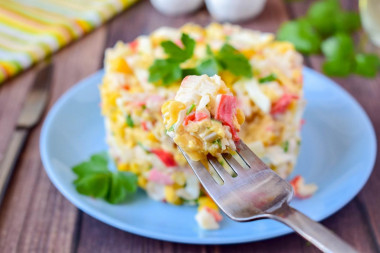 Салат с крабовыми палочками кукурузой и сыром