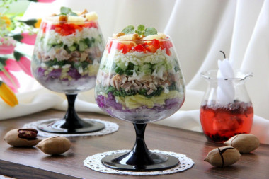 Слоеный салат с курицей и ананасами