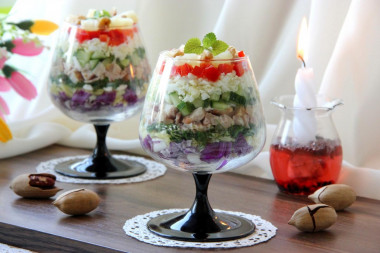 Слоеный салат с курицей и ананасами
