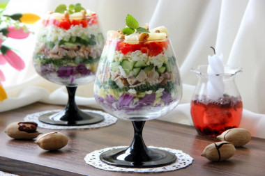 Слоеный салат с курицей и ананасами