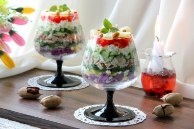 Слоеный салат с курицей и ананасами