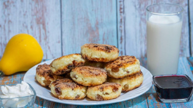 Творожные сырники с изюмом и манкой без муки