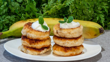 Ванильные сырники с бананом и манкой из домашнего творога