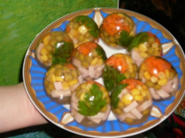 Заливные яйца с рыбой и ветчиной