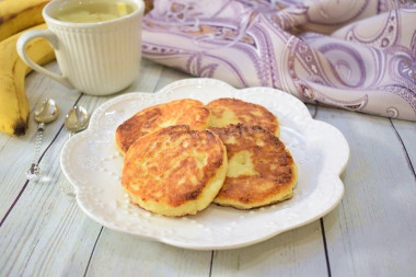 Сырники с бананом и творогом на сковороде