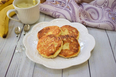 Сырники с бананом и творогом на сковороде