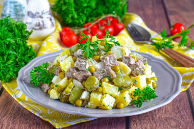 Салат с говядиной соленым огурцом