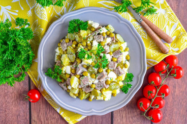 Салат с говядиной соленым огурцом