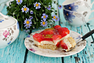 Пирог с клубникой, сметаной и сливками на лимонаде