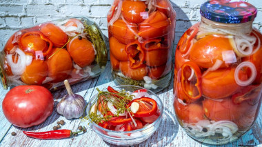 Маринованные помидоры на зиму с луком и болгарским перцем