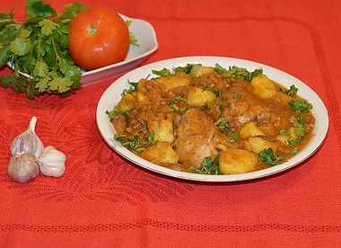 Чахохбили из курицы с картошкой на сковороде