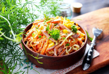 Салат с колбасой сыром и кукурузой
