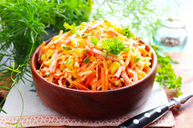 Салат с колбасой сыром и кукурузой