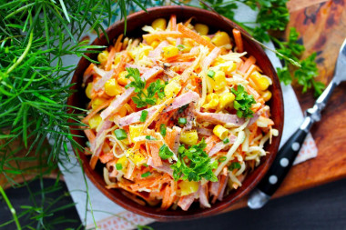 Салат с колбасой сыром и кукурузой