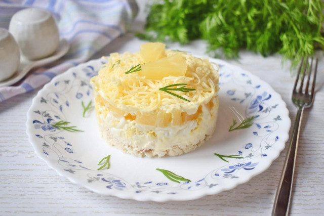 Салат с консервированными ананасами и курицей