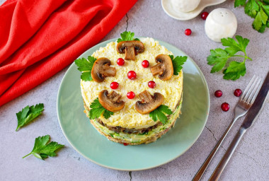 Салат с копченой курицей и жареными грибами шампиньонами