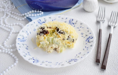 Салат с курицей черносливом огурцом и сыром