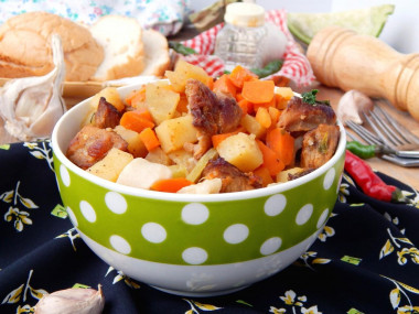 Тушеная картошка с мясом и овощами