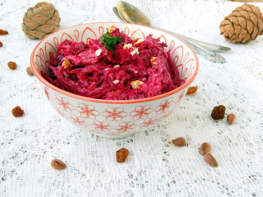Салат из свеклы с изюмом