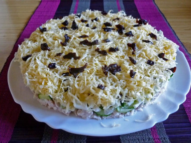 Салат Дамский каприз с курицей и черносливом
