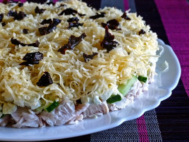 Салат Дамский каприз с курицей и черносливом