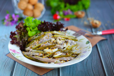 Салат с языком и маринованными огурцами