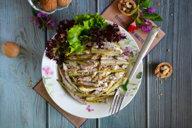 Салат с языком и маринованными огурцами