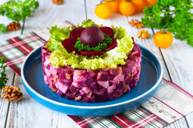 Салат с курицей свеклой и грецким орехом