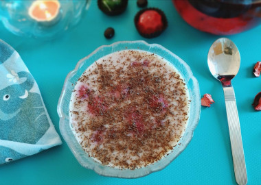 Молочное желе с бананом и малиной