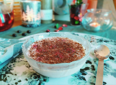Молочное желе с бананом и малиной