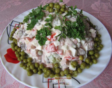 Салат с ветчиной, яйцами и овощами