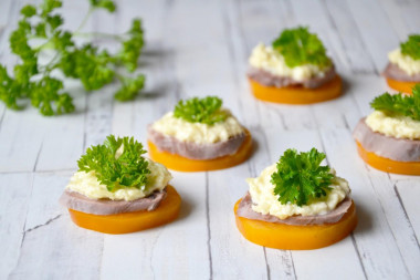 Закуска из языка с сыром и чесноком