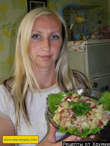 Салат с копченой колбасой