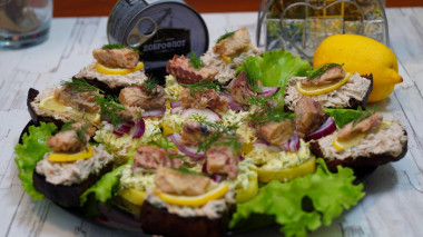 Быстрая праздничная закуска со скумбрией
