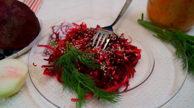 Салат из квашеной капусты и свеклы с кунжутом